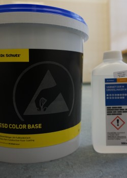 První dva nátěry barevným vodivým lakem Dr. Schutz ESD Color Base.